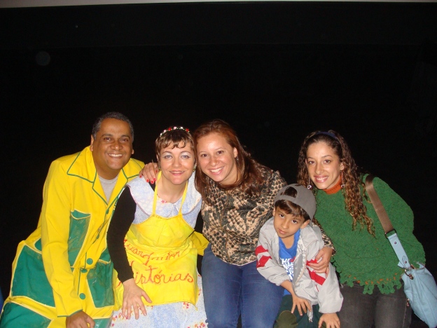 Milene levou a irmã e o sobrinho ao Teatro, e tira foto com Sergio e Marisa